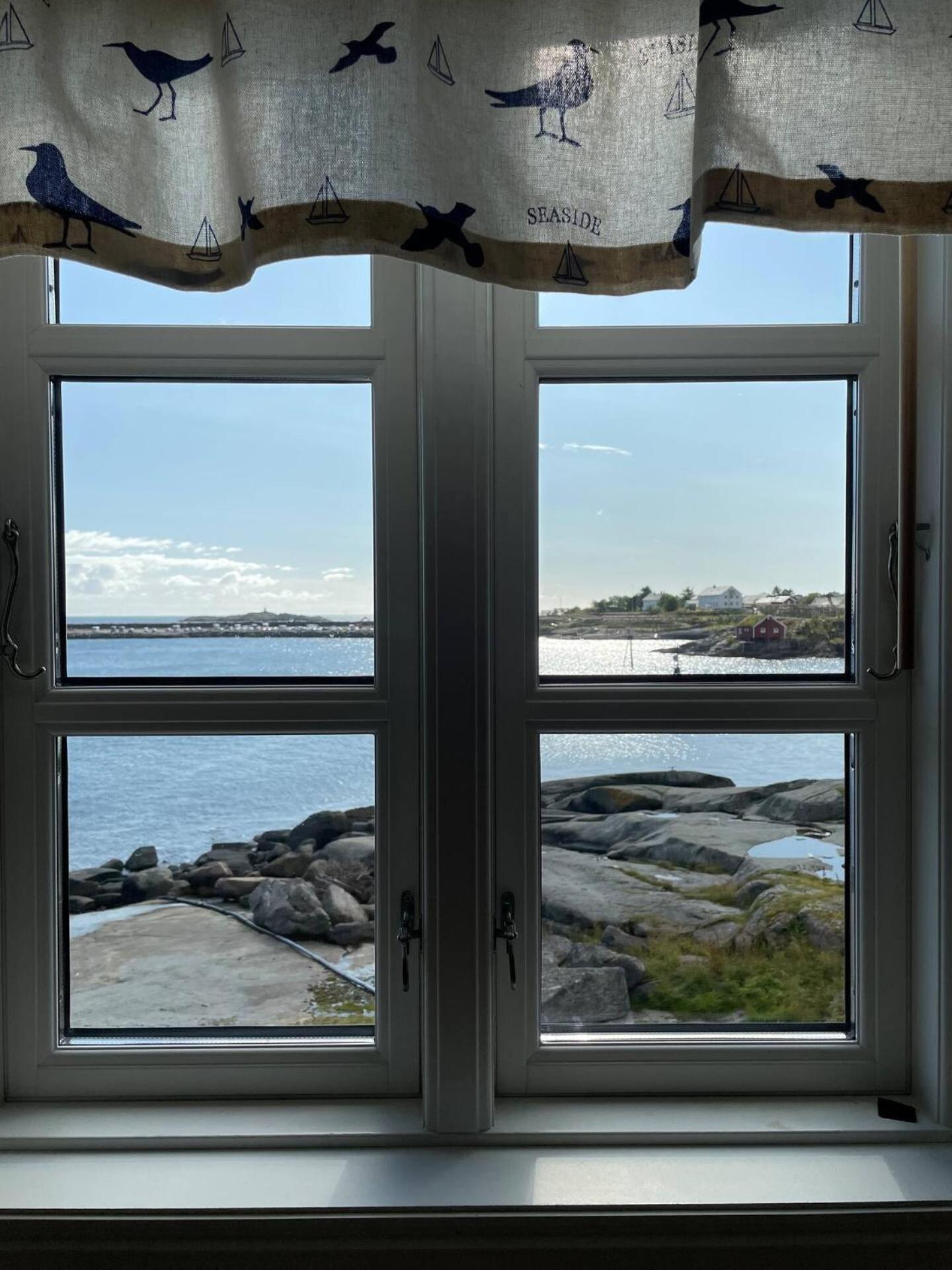 Nordlandshus Ved Havet Pa Reine, Lofoten Luaran gambar