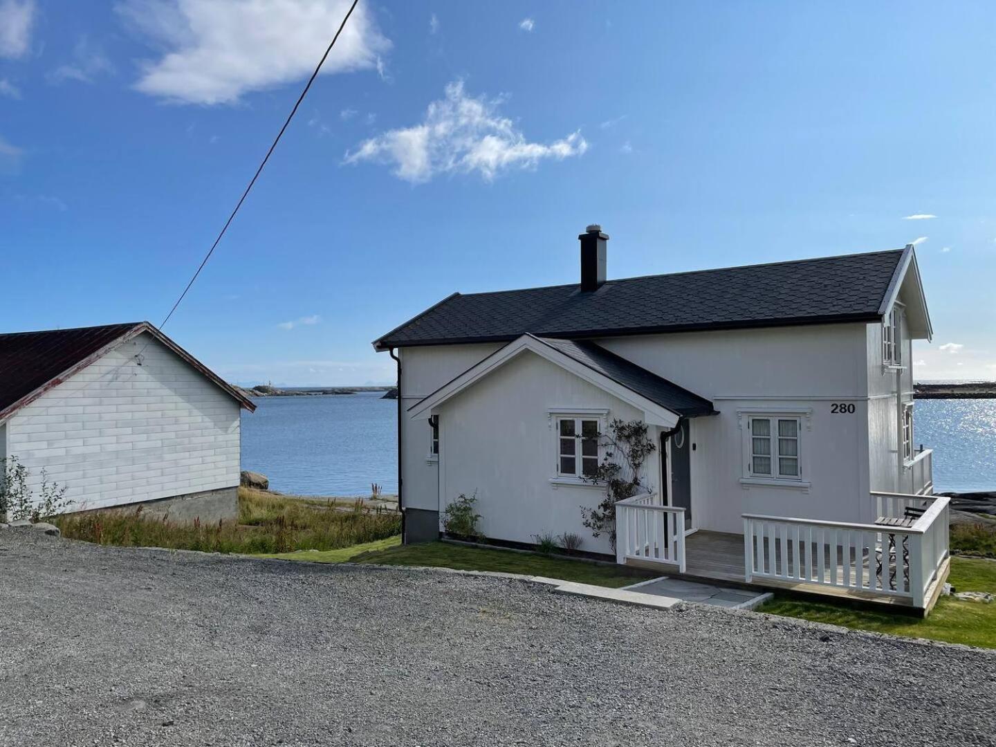 Nordlandshus Ved Havet Pa Reine, Lofoten Luaran gambar
